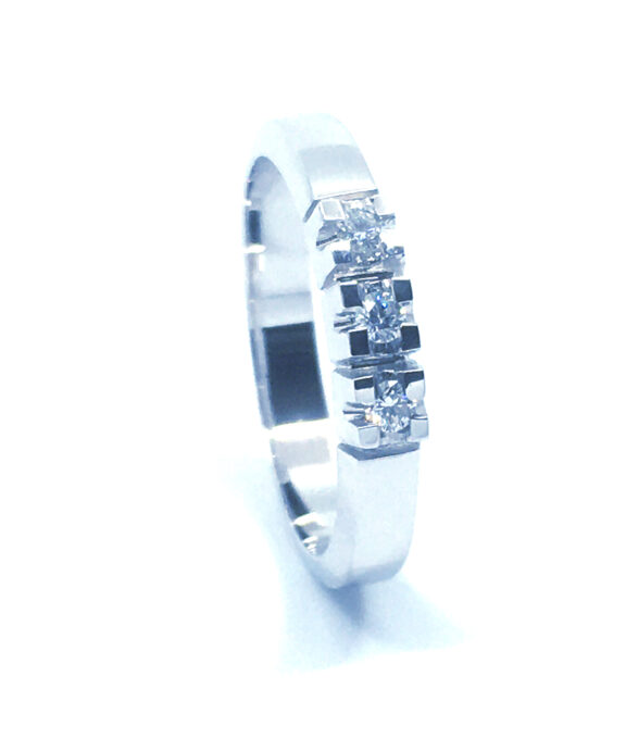 14 KT. ALLIANCE RING HVIDGULD MED BRILLANT 3X0,03 CT. W/SI
