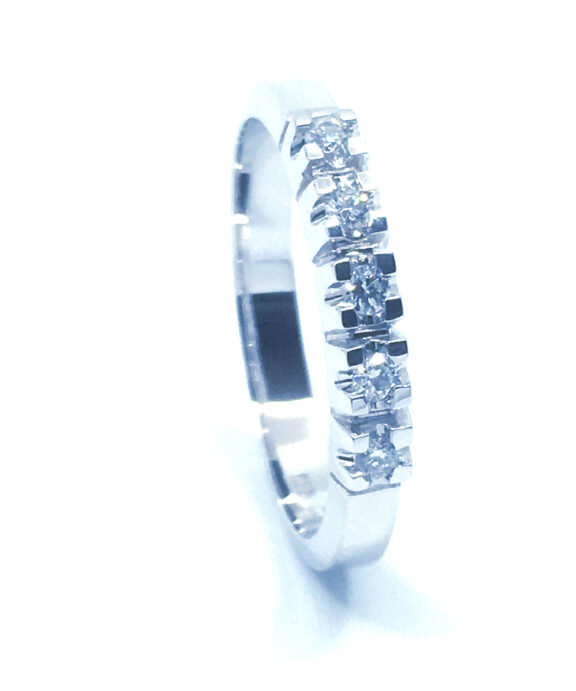 14 KT. ALLIANCE RING HVIDGULD MED BRILLANT 5X0,03 CT. W/SI