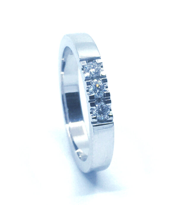 14 KT. ALLIANCE RING HVIDGULD MED BRILLANT 3X0,05 CT. W/SI