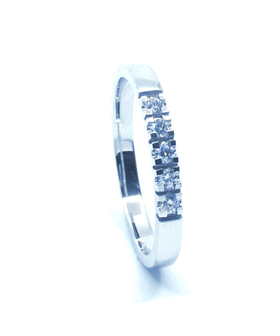 14 KT. ALLIANCE RING HVIDGULD MED BRILLANT 5X0,02 CT. W/SI
