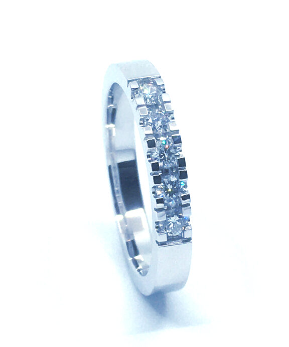 14 KT. ALLIANCE RING HVIDGULD MED BRILLANT 5X0,05 CT. W/SI