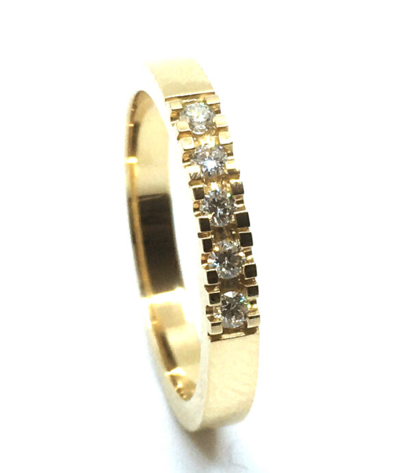 14 KT. ALLIANCE RING GULD MED BRILLANT 5X0,03 CT. W/SI