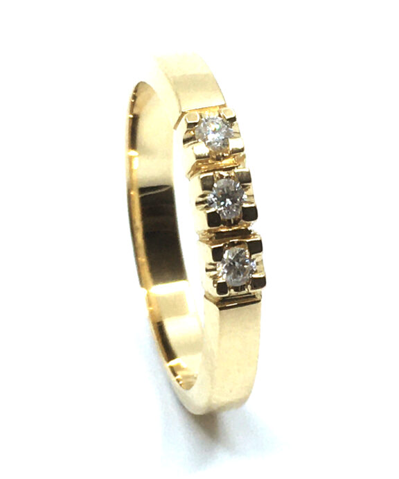 14 KT. ALLIANCE RING GULD MED BRILLANT 3X0,03 CT. W/SI
