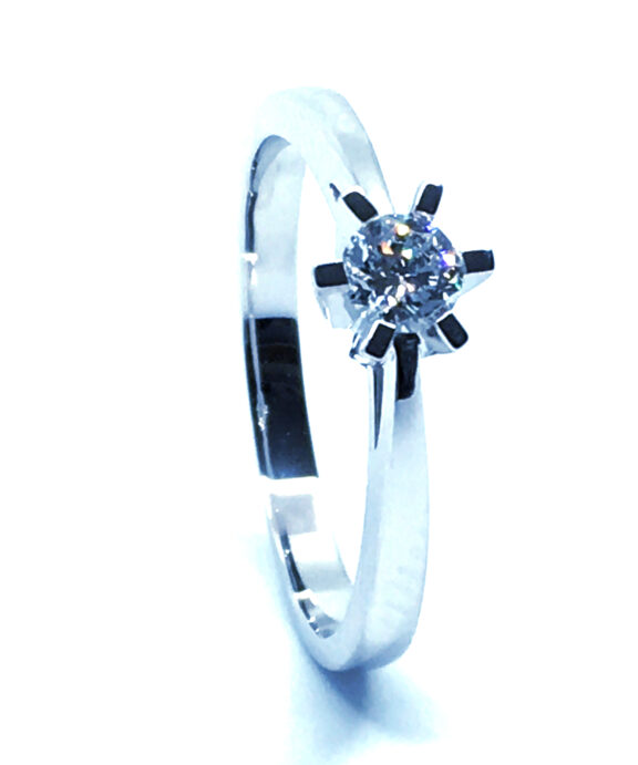 14 KT. HVIDGULD CARLA RING MED BRILLANT 0,25 CT. W/SI