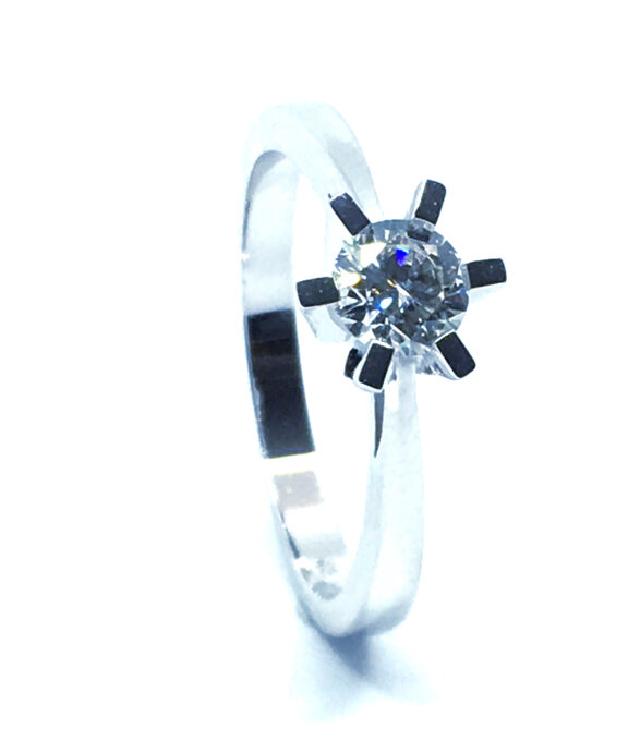 14 KT. HVIDGULD CARLA RING MED BRILLANT 0,50 CT. W/SI