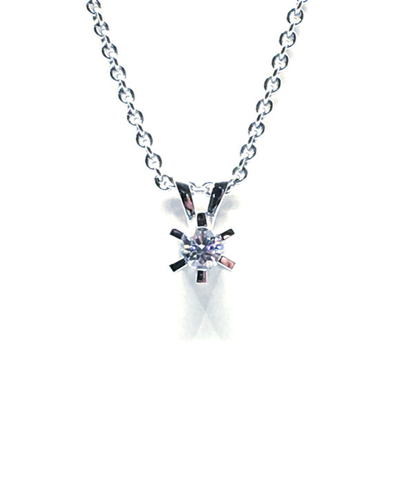 14 KARATR HVIDGULD CARLA VEDHÆNG MED BRILLANT 0,15 CT. W/SI + SØLV KÆDE