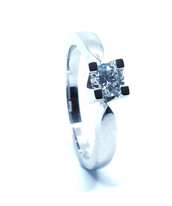 14 KT. HVIDGULD EVA RING MED BRILLANT 0,38 CT. W/SI