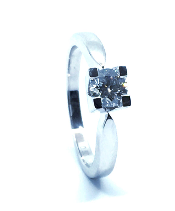 14 KT. HVIDGULD EVA RING MED BRILLANT 0,50 CT. W/SI