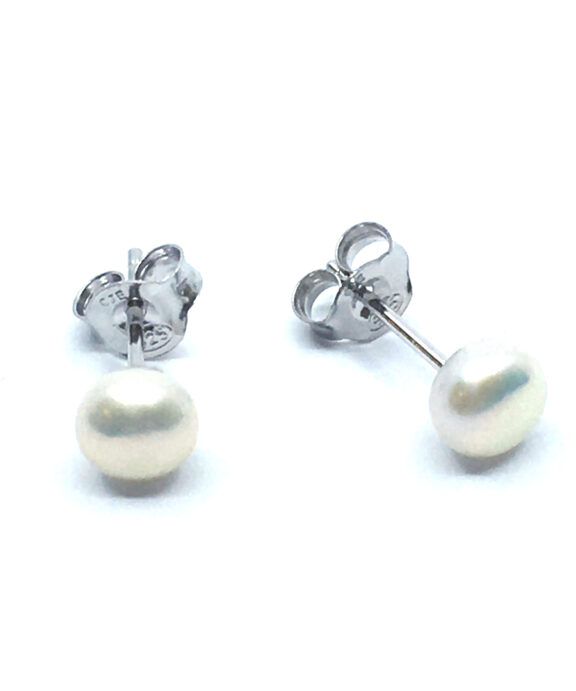 SØLV ØRESTIK RHODINERET HVID MED KNAP FERSKVANDSPERLE 4 MM