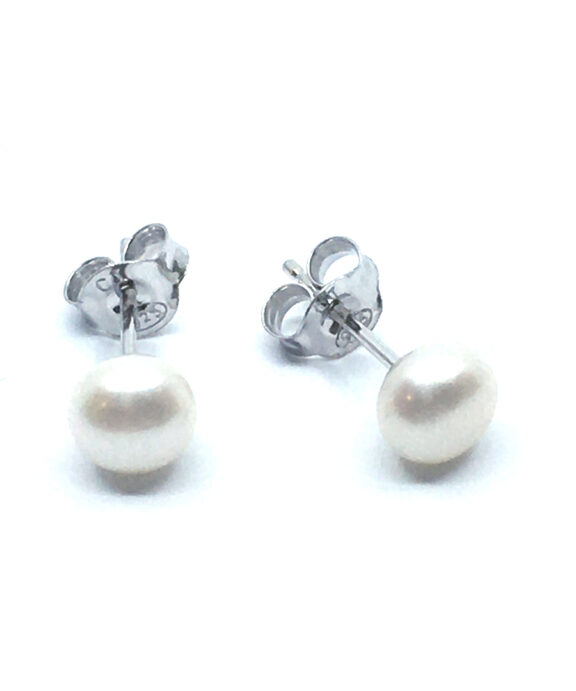 SØLV ØRESTIK RHODINERET HVID MED KNAP FERSKVANDSPERLE 5 MM