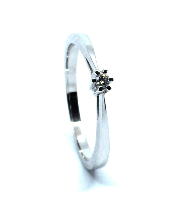 8 KT. HVIDGULD CARLA RING MED BRILLANT 0,03 CT. W/SI