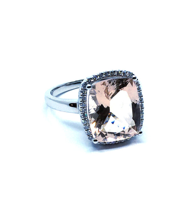 14 KT. HVIDGULD RING MED FIRKANTET PEACH MORGANITE + 0,132 CT. W/SI