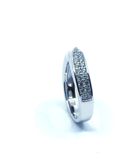 SØLV RING RHODINERET MED ET BÅND AF SMÅ SYNTETISKE ZIRKONIA