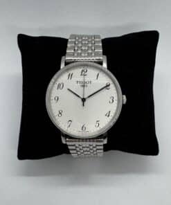 TISSOT HERRE UR EVERTIME STÅL MED TAL PÅ SKIVE