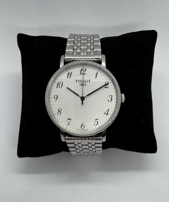 TISSOT HERRE UR EVERTIME STÅL MED TAL PÅ SKIVE