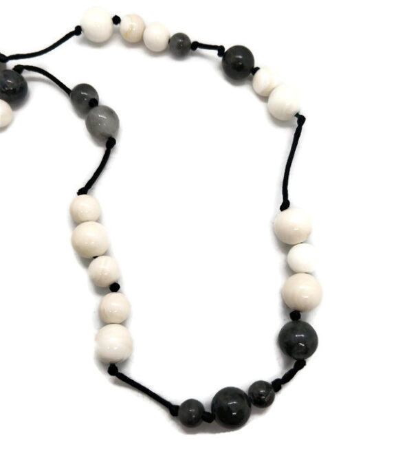 OLE LYNGGAARD D8983-001 HALSKÆDE MED MØRK GRÅ SILKESNOR, GRÅ KVARTS OG SHELL PERLER