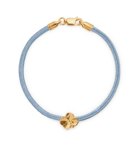 FLORA DANICA ARMBÅND BLÅT SILKESNOR FORGYLDT FIRKLØVER - FLC-SILK-BLUE-18-G