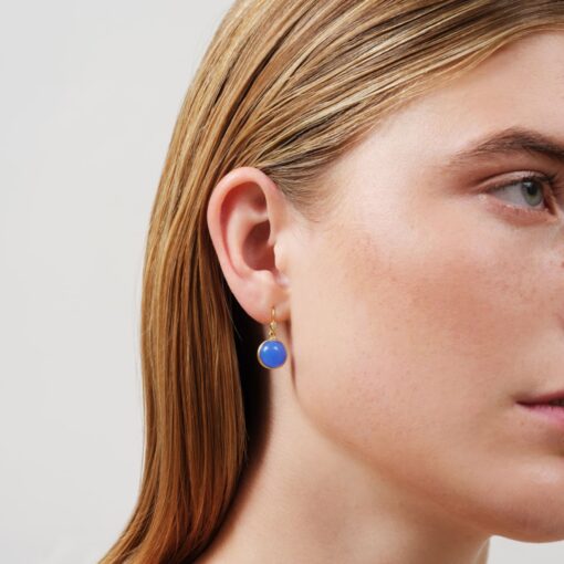 JULIE SANDLAU PRIME ØRERINGE SOM HÆNGER MED ROYAL BLUE KRYSTAL - HKS181GDROBLCRCZ - Image 3
