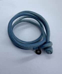 OLE LYNGGAARD ARMBÅND SWEET DROPS LYSEBLÅ – A2522-003