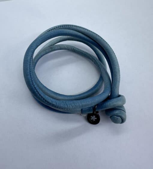 OLE LYNGGAARD ARMBÅND SWEET DROPS LYSEBLÅ – A2522-003