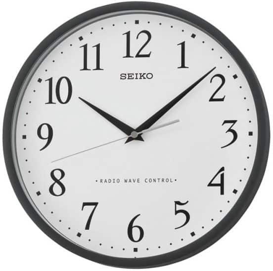 SEIKO RADIO STYRET VÆGUR MED HVID SKIVE OG SORTE TAL - QXR210K