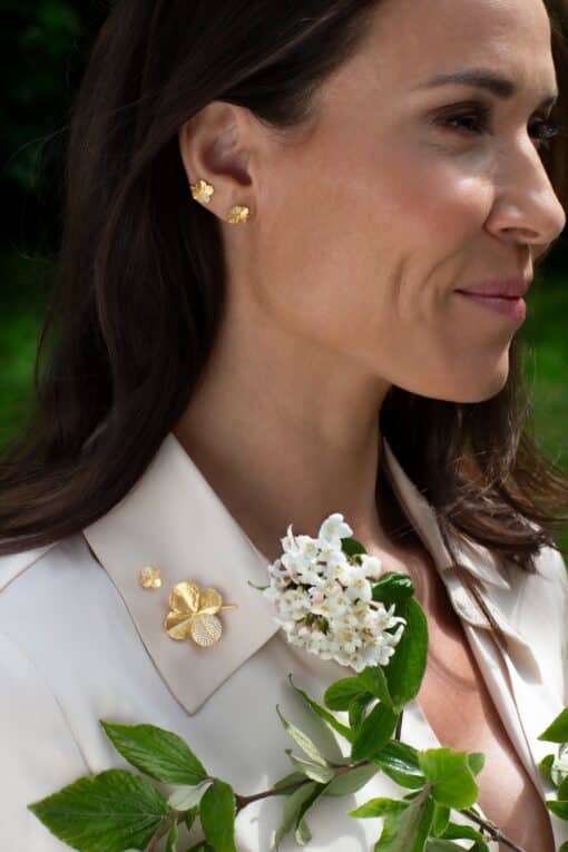 FLORA DANICA FIRKLØVER BROCHE PAVÉ FORGYLDT SØLV - FLC-BRO-G-PAVE - Image 2