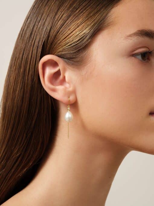 JULIE SANDLAU AFRODITE CHAIN ØRERINGE MED HVID PERLE - HKS812GDWHPLCZ - Billede 3