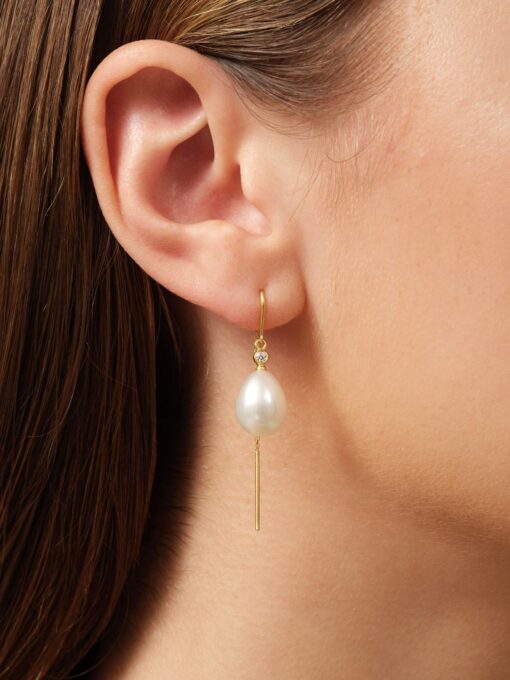 JULIE SANDLAU AFRODITE CHAIN ØRERINGE MED HVID PERLE - HKS812GDWHPLCZ - Billede 2