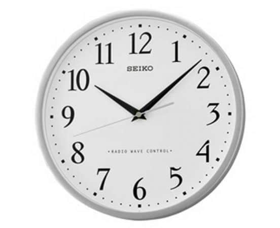 SEIKO RADIO STYRET VÆG UR I HVID MED SORTE TAL - QXR210S