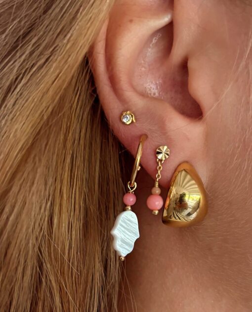 STINE A SWEET HAMSA ØRERING FORGYLDT SØLV MED CORAL OG PERLEMOR-VEDHÆNG - 1393-02-S - Billede 2