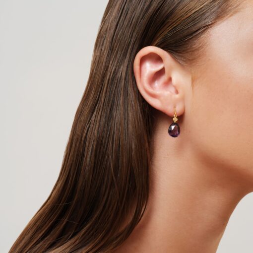 JULIE SANDLAU OFELIA ØRERINGE I FORGYLDT SØLV MED AMETHYST KRYSTAL - HKS780GDATCRCZ - Billede 2