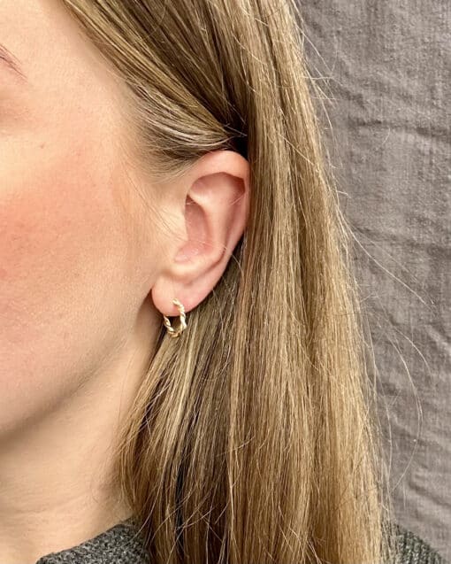 CHRISTOFFERSEN JEWELLERY SNOET KNÆK CREOL 14 KARAT GULD MED BRILLANTER – 3700538 - Billede 3