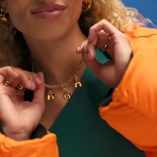 CAMILLE BRINCH LETTER PUFFER CHARM E I FORGYLDT SØLV - EPUL-FG-P - Billede 3
